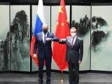 El consejero de Estado y ministro de Relaciones Exteriores chino, Wang Yi, y el ministro de Relaciones Exteriores ruso, Sergei Lavrov. Imagen de Archivo.