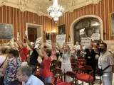 Protestas en el Pleno por los cortes de luz en Sevilla.