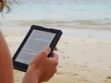 Uno de los placeres de verano es leer en la playa sin que se mojen las páginas de un libro o te refleje el sol, gracias a un ‘ebook’.