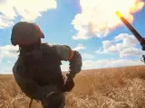 Militares rusos disparan un mortero durante una misión de combate en Ucrania el 21 de julio de 2022, en una captura de un vídeo proporcionado por el Ministerio de Defensa de Rusia.