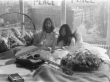 John Lennon y Yoko Ono en su &quot;encamada&quot; el hotel Hilton de Amsterdam.