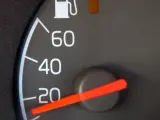 Indicador de gasolina en un coche.