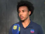 Koundé habla para los medios del FC Barcelona