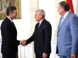 El presidente de España, Pedro Sánchez (i), saluda al presidente de Bosnia, Sefik Dzaferovic (c) y al miembro de la presidencia, Milorad Dodik (d).