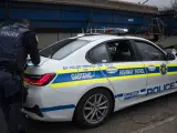 Un agente de la Policía sudafricana junto a su vehículo, en una imagen de archivo.