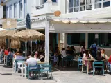 Varias personas en la terraza de un bar de Málaga, en una imagen de archivo.