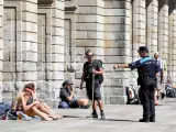 Un agente de la Policía Local habla con un peregrino en Santiago de Compostela.