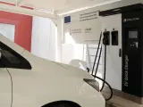 Carga de un coche eléctrico.