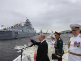 El presidente de Rusia, Vladímir Putin, durante el desfile naval principal del Día de la Armada rusa.