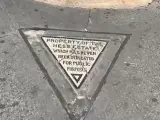 Triángulo Hess estampado en el suelo de Nueva York.