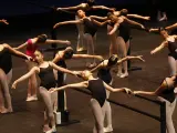 La imagen a recomponer: estudiantes de ballet en una clase impartida por Isaac Hern&aacute;ndez