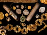 Objetos personales de alto estatus; joyas de oro, cadenas, colgantes y monedas del Maravillas