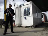 Un guardia armado en la frontera entre Kosovo y Serbia.