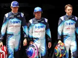 Esteban Ocon, Fernando Alonso y Oscar Piastri