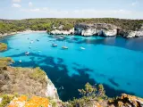 Cala Macarella es una de las playas paradisíacas más famosas de Menorca. Se encuentra está situada en la costa sur y es una de las calas vírgenes más masificada durante las vacaciones de verano por su inmensa popularidad. Además, en ella se permite practicar el nudismo, considerandose una de las mejores playas nudistas de España.