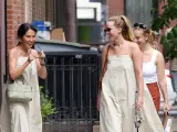Jennifer Lawrence se cruza con una mujer que va vestida igual que ella.