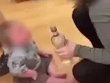 Imagen del vídeo en el que una pareja da vodka a un bebé.