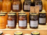 Ya sea en un mercado callejero o en las estanterías de tu supermercado, estos trucos te servirán para encontrar la mejor calidad de miel.