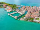 El precioso castillo de Rocca Scaligera en el pueblo de Sirmione, en el lago Guarda (Italia)