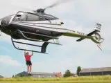 El youtuber Arjen batiendo el récord Guinness de dominadas en el peldaño de un helicóptero.