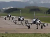 Tres aviones militares Mirage 2000-5 despegan de la base de Hsinchu, Taiwan.