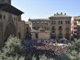 Centenares de personas celebran el disparo del cohete anunciador de las Fiestas de San Lorenzo 2022 en la plaza de la Catedral, a 9 de agosto de 2022, en Huesca, Aragón (España).