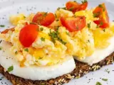 Tosta de huevos revueltos con mozzarella, un desayuno nutritivo
