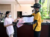 Una turista recibe a un mensaje en un hotel de Sanya, en Hainan.
