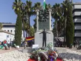 Monumento a Blas Infante rodeado de flores durante el acto por el 86 aniversario del asesinato de Blas Infante. A 10 de agosto de 2022, en Sevilla (Andalucía)