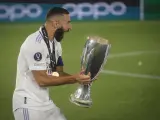 Karim Benzema, con la Supercopa de Europa