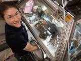 Astronautas como Christina Koch (de la NASA) han investigado con células en microgravedad.