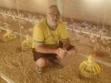 Santalla, en su explotación avícola