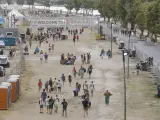 Numerosos jóvenes abandonan el recinto del Festival Medusa de Cullera (Valencia).