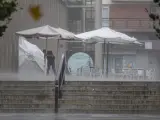 Terraza de un establecimiento de Vitoria bajo la lluvia.