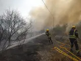 Bomberos luchan contra el fuego en el incendio de Vall d'Ebo (Alicante).