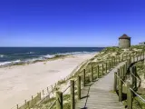 La playa de Apúlia en Esposende (Portugal), con sus molinos de viento.