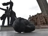 Caída del Monumento a la Amistad entre Rusia y Ucrania, en Kiev, tras el inicio de la guerra.