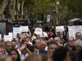 Protestas en Barcelona exigiendo saber la verdad, cuando se cumple el quinto aniversario delos atentados de Las Ramblas.