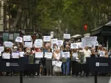 Unas 40 personas protestan en el homenaje a las víctimas del 17-A en el quinto aniversario del atentado. KIKE RINCÓN - EUROPA PRESS 17/8/2022