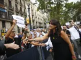 La presidenta del Parlament, Laura Borr&agrave;s (c), durante el homenaje a las v&iacute;ctimas del atentado del 17 de agosto, en La Rambla, a 17 de agosto, en Barcelona, Catalu&ntilde;a (Espa&ntilde;a). Se cumplen hoy, 17 de agosto de 2022, cinco a&ntilde;os de los atentados del 17 de agosto de 2017 en Barcelona y Cambrils (Tarragona). Sucesos que causaron 16 muertes y la sentencia del caso reconoce a 350 v&iacute;ctimas de los hechos por heridas f&iacute;sicas o da&ntilde;os psicol&oacute;gicos. Los culpables, miembros de una c&eacute;lula yihadista, se encuentran condenados. 17 AGOSTO 2022;ATENTADO;RAMBLAS;BARCELONA;YIHADISTAS Kike Rinc&oacute;n / Europa Press 17/8/2022