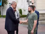 Erdogan saluda a Zelenski en Leópolis.