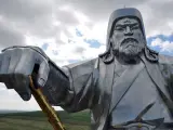 Así estatua ecuestre más grande del mundo (40 metros de altura), en honor de Gengis Khan y situada en Tsonjin Boldog (Mongolia)