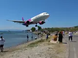 Aterrizaje de un avión Airbus en el aeropuerto Alexandros Papadiamantis, ubicado en la isla griega de Scíathos.