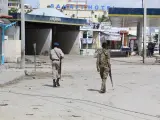 Agentes de seguridad somalíes en las inmediaciones del Hotel Hayat tras el ataque terrorista en Mogadishu, Somalia.