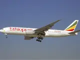 Imagen de archivo de un avión Boeing de la compañía Ethiopian Airlines en pleno vuelo.
