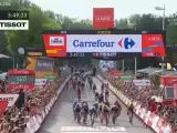 Sam Bennet (Bora) se impone al sprint en la segunda etapa de La Vuelta.