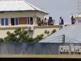 Agentes de seguridad somalíes inspeccionan el lugar de un atentado en el hotel Hayat de Mogadiscio.