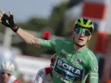 Bennet celebra su segundo triunfo seguido en La Vuelta 2022.