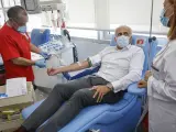 El consejero de Sanidad, Enrique Ruiz Escudero, este lunes donando sangre en el Centro de Transfusión regional.
