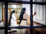 Dos monjas en las instalaciones de su convento.